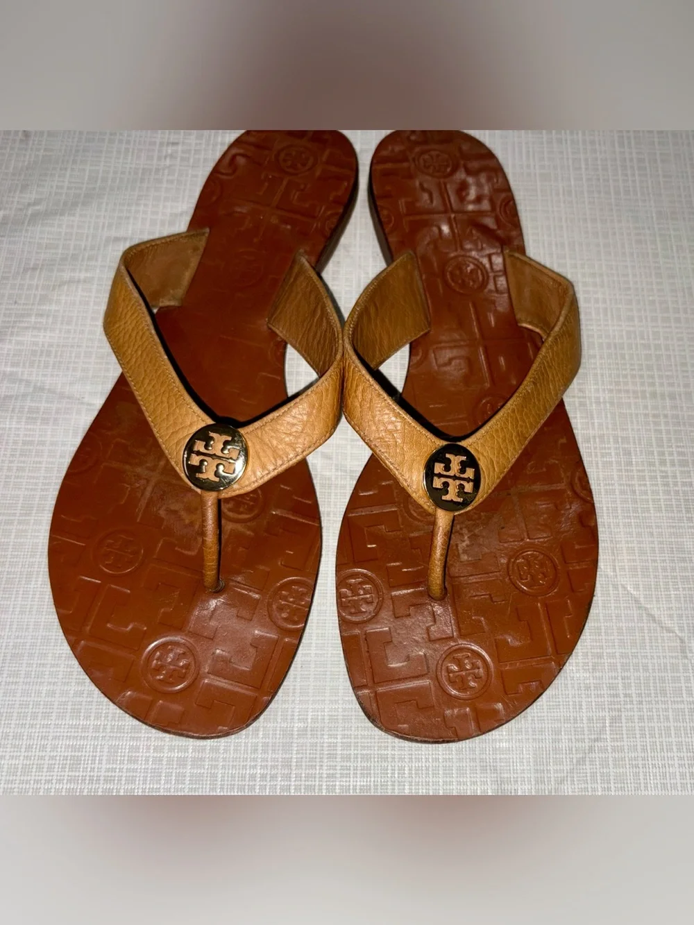 Tory Burch Sz 9 Tan Leather Gold Toned Logo Thong Sandals flat flip flops